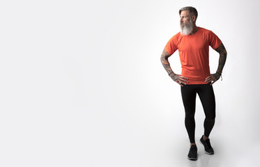 Porträt eines bärtigen Athlets, vor einem weißem Vordergrund