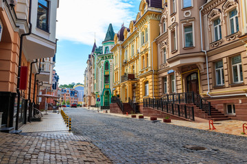 Obraz premium Kolorowe domy elitarnej dzielnicy Vozdvizhenka w Kijowie na Ukrainie