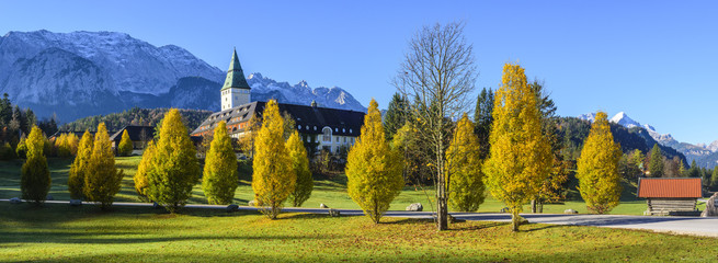 idyllische Herbst-Szenerie nahe Schloß Elmau in Oberbayern