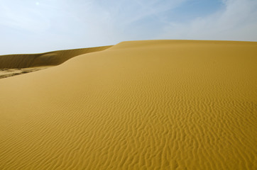 Fototapeta na wymiar singing sand dunes 2