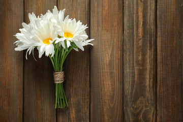 Obraz premium White Daisy Bouquet on Wooden Background