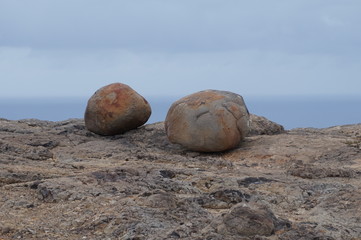Fototapeta na wymiar Deux rochers en forme de boule