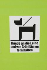 Schild: Hunde an die Leine
