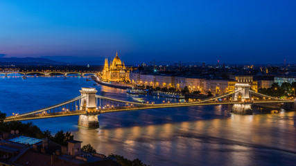 Fototapeta na wymiar Budapest mit Kettenbrücke und Parlamentsgebäude zur Blauen Stunde