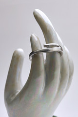 Biżuteria kobieca - srebrny pierścionek z białą cyrkonią - obrazy, fototapety, plakaty