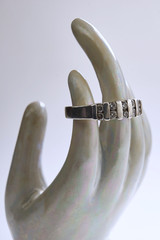 Biżuteria kobieca - srebrny pierścionek z białymi cyrkoniami - obrazy, fototapety, plakaty