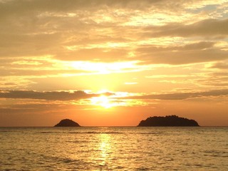 Fototapeta na wymiar gold, sunset, sea, sun, sky, water, ocean, beach, kochang, thailand