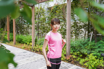 ランニングする女性
