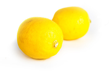 Лимон на белом фоне