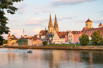 Obraz premium Regensburg city view, Germany. People enjoy beauty on Danube river shore, Regensburg Cathedral and architecture on background