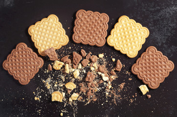 Chocolate and vanilla cookies