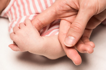 Obraz na płótnie Canvas Baby greift nach Finger