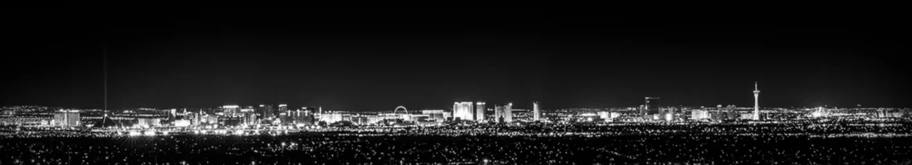 Papier Peint photo Lavable Las Vegas Un paysage urbain monochrome de Vegas, noir et blanc la nuit avec les lumières de la ville