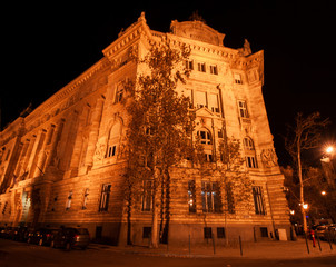 Fototapeta na wymiar Blick auf die beleuchtete ungarische Nationalbank in der Vorweihnachtszeit in der Innenstadt von Budapest, der Hauptstadt von Ungarn