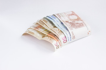 несколько евро лежат на белом фоне