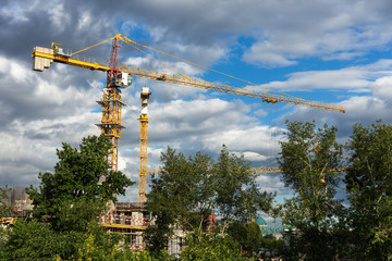 Obraz premium Yellow construction crane
