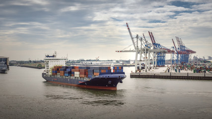 Containerschiff dockt am Containerterminal im Hafen von Hamburg an