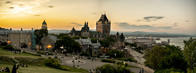 Fototapeta premium Zamek Frontenac w starym mieście Quebec w pięknym świetle wschodu słońca