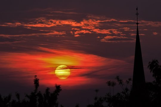 Sonnenuntergang bei einer Kirche