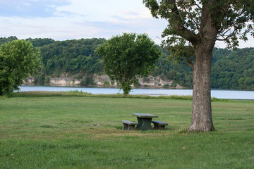 Fototapeta na wymiar A pretty place for a picnic beside the lake.