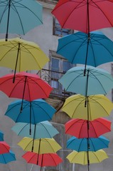 Parapluies ornant les rues d'Aurillac, capitale française du parapluie, Cantal, France