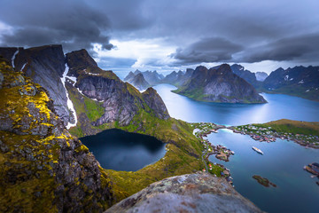 Panoramic view of the fishing town of Reine from the top of the Reinebringen viewpoint in the Lofoten Islands, Norway - obrazy, fototapety, plakaty