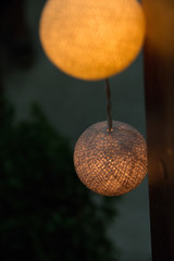 flores e luzes de festa