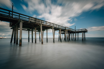 Obraz premium A fishing pier in the Atlantic Ocean, in Margate City, New Jersey.