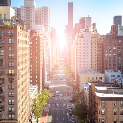 Vue aérienne d& 39 une scène de rue animée sur la 1ère Avenue à Manhattan New York City avec fond de lumière du soleil