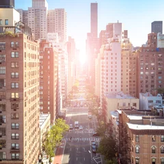 Papier Peint photo Lavable New York Vue aérienne d& 39 une scène de rue animée sur la 1ère Avenue à Manhattan New York City avec fond de lumière du soleil