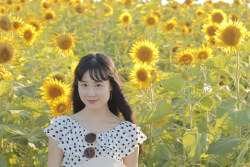 ひまわり畑と女性