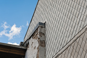 Fototapeta na wymiar Ein dringend sanierungsbedürftiges StückWand aussen an einem alten Gebäude