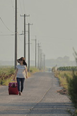 スーツケースを引く女性