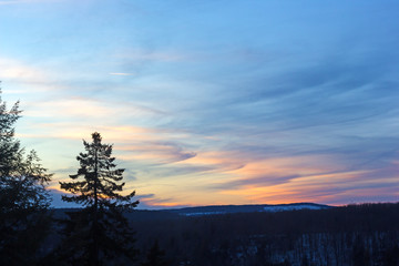 Obraz premium Winter sunset in Allegheny mountains. Skies at sunset with colorful clouds signature.
