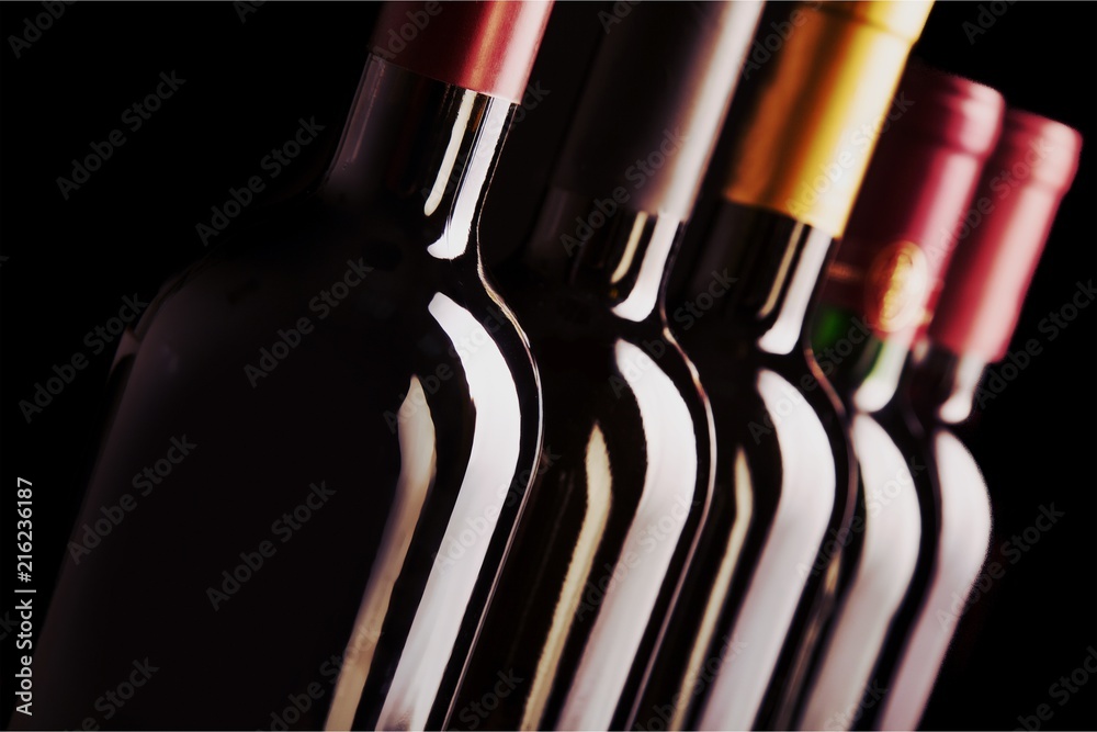 Poster Dark wine bottles in row