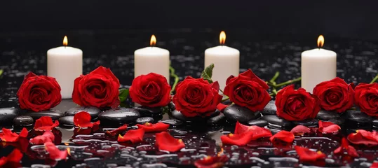 Fototapeten rote Rose, Blütenblätter, mit weißer Kerze und Therapiesteinen © Mee Ting