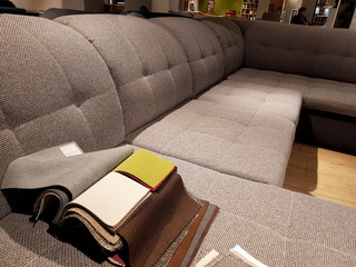 Farbmuster auf einer Stoffcouch