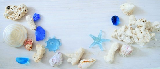 夏、貝殻と青いガラス玉の涼しい色の背景