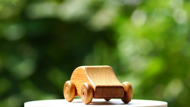 車の玩具と緑ぼかし背景
