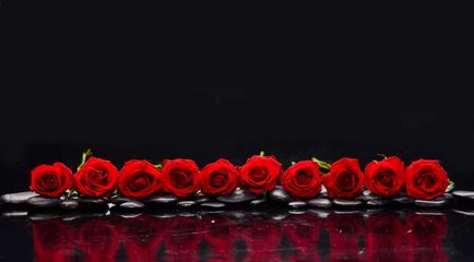 Fotobehang rij rode roos en natte stenen-zwarte achtergrond © Mee Ting