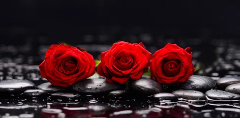Wandcirkels aluminium Still life with three red rose and wet stones © Mee Ting