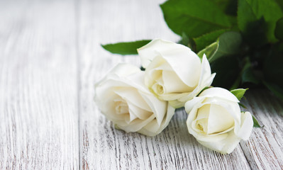 Obraz na płótnie Canvas White roses on a table