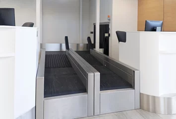 Photo sur Plexiglas Aéroport Empty baggage drop off counter