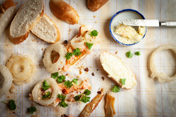 Smoked fish sandwich with onion rings
