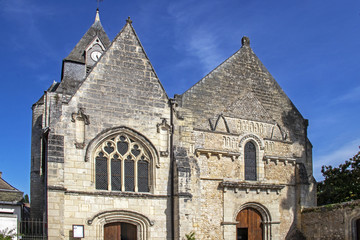 Fototapeta na wymiar Azay le Rideau. Eglise saint Symphorien. Indre et Loire. Centre Val de Loire