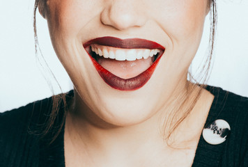 Closeup de joven bella y hermosa con bonitos labios