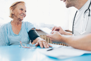 Obraz premium Senior woman during a medical exam with practitioner