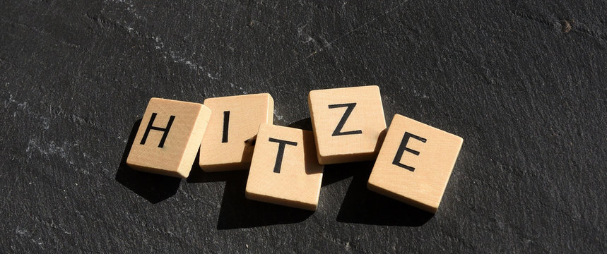 Wort "Hitze" in Buchstaben auf dunklem Untergrund