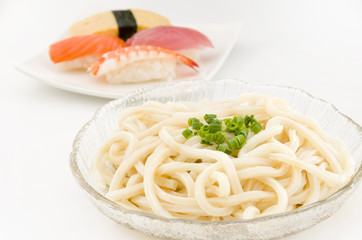 冷やしぶっかけうどんと握り寿司