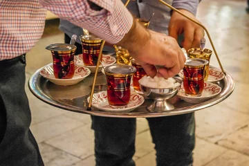 Foto op Plexiglas Midden-Oosten Traditionele kleine kopjes Turkse zwarte thee.